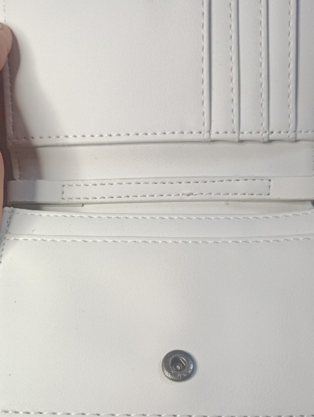 Ed Hardy White Crossbody with Red Heart Tattoo Motif - Picture 3 of 6